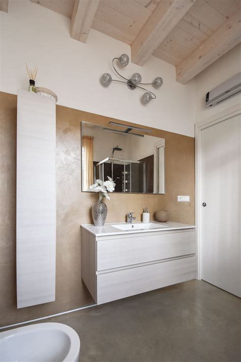 I rivestimenti cladding permettono la posa di legno naturale e pannelli. Rivestimento bagno moderno per pavimenti e rivestimenti