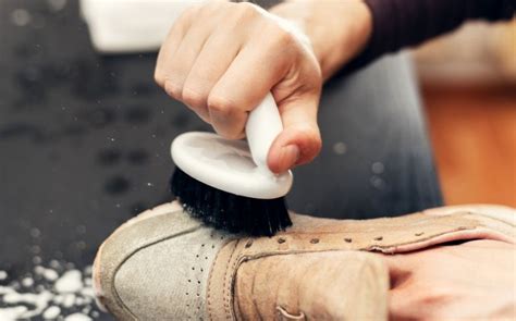 clean shoe soles  methods  easy steps feet fitness