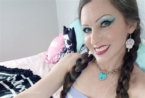 Horny Goth Slut Squirts And Tells Secret Lesbian And Cuckold Fantasy