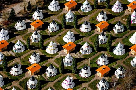 luchtfoto vakantiepark slagharen met wigwam deluxe  slagharen  de provincie overijssel