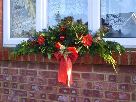 window swags   front   house xmas decorations christmas wreaths window swags