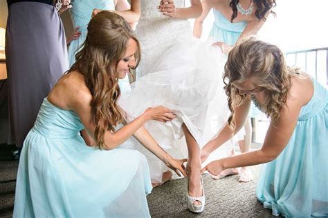 26 must have wedding photos to take with your bridesmaids kennedy blue