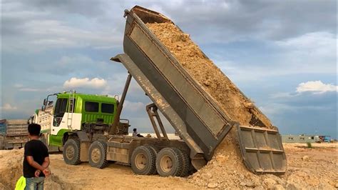 expect spread full dirt soil  overload dump truck bulldozer digging