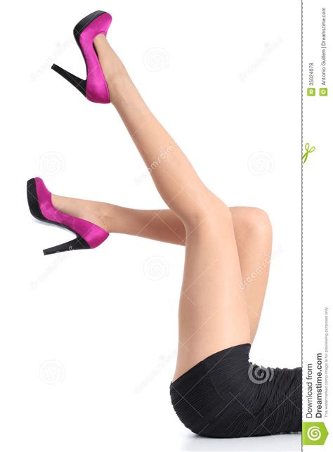 belles jambes de femme avec les talons hauts fuchsia et les collants se
