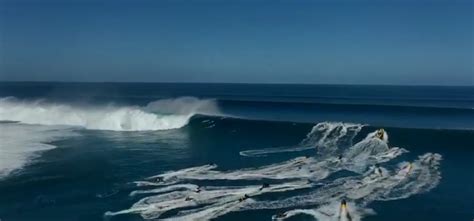 drone immortalise une super houle soufflant sur des surfeurs  leur securite  hawai video