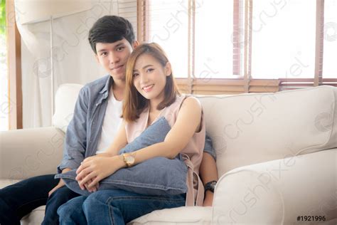 beau portrait jeune asiatique couple relax et satisfait ensemble dans