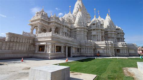 grand  contentious    largest hindu temples opens  nj