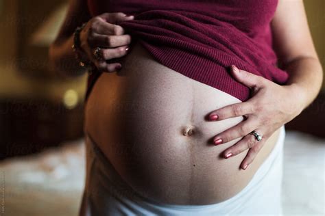 Woman Reveals Pregnant Belly Under Maroon Sweater Del Colaborador De