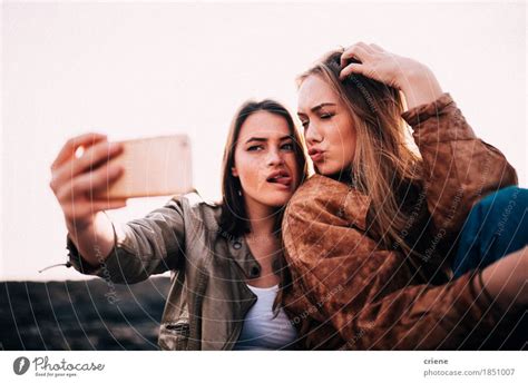 jugendlich mädchen die selfie mit smartphone nehmen ein lizenzfreies