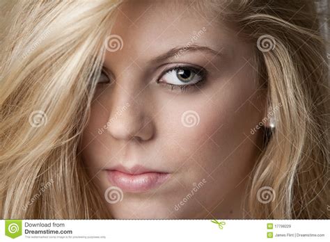 intense dichte omhooggaand van vrij blonde meisje stock afbeelding