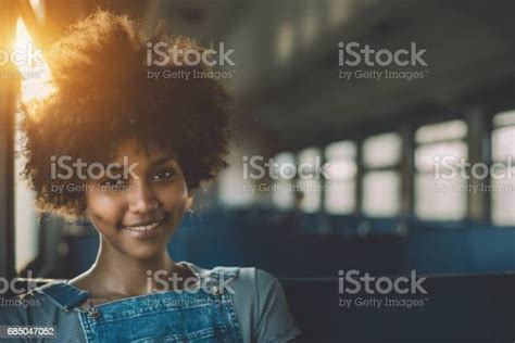 piękna czarna dziewczyna z kręconymi włosami w podmiejskim pociągu