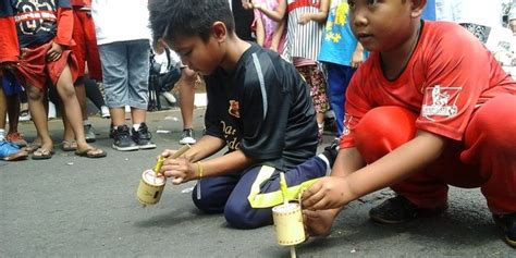 serunya anak anak main permainan tradisional  jalan sudirman