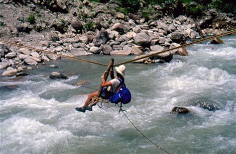 guillermo vieiro curzando un río con una tirolesa expedición de 1979 manaslú nepal himalaya
