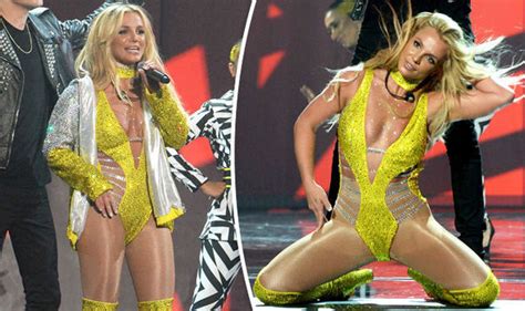 Vmas 2016 Britney Spears Slammed For Miming As She Performs In Very