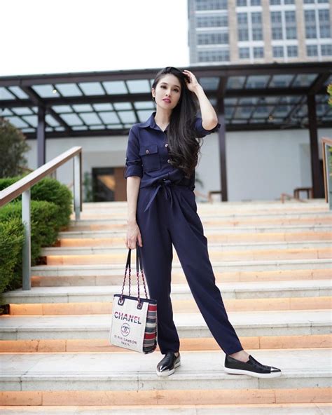 5 Gaya Fashion Santai Sandra Dewi Untuk Sehari Hari Simpel