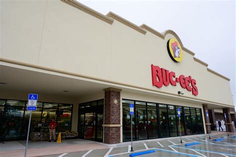 buc ees  big store coming  interstate   sevierville