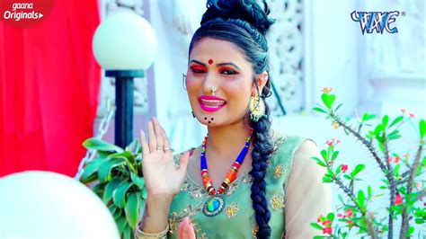 Video Antra Singh Priyanka थरेशर से भूशा फेंक रहा है