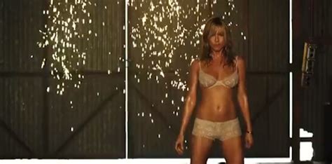Jennifer Aniston Strips Her Way Out Of Trouble In We Re The Millers