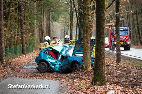 ernstig ongeval  soerelseweg epe automobiliste botst tegen boom nieuws stefan verkerk