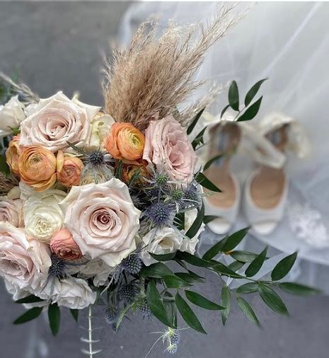 fresh daily flowers and wedding florals with gina lynne design