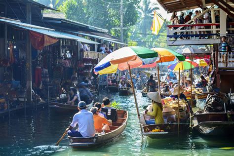 er zijn heel wat drijvende markten floating markets  bangkok waarvan damnoen saduak de meest