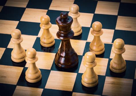schaakbord met een schaakstuk op het achter onderhandelen  zaken als achtergrond