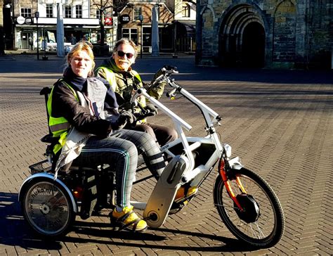 deelnemers genieten samen met ruud op de maaike en de duofiets cura twente