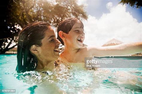 mom and son in pool photos et images de collection getty images