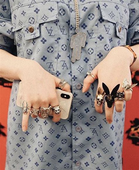 billie eilish  girl   girl chica cool hand rings nail ring accesorios casual
