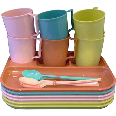 colonial plastics mfg 6 sectioned plates 6 cups 7 spoons multicolor