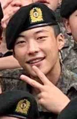 foto ken vixx  woo  hwan tetap berkarisma kenakan