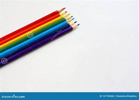 kleurpotloden  volgorde van de kleuren van de regenboog stock foto
