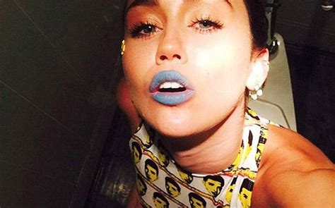 miley cyrus takes selfie in drake print outfit while