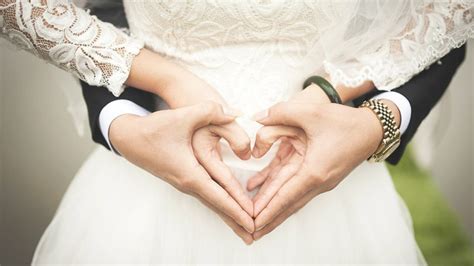 Inilah 3 Manfaat Berpegangan Tangan Bagi Suami Istri Yang Belum Banyak