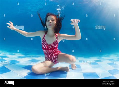 lustiges mädchen schwimmen tauchen in blauen pool mit spaß springen