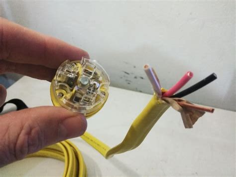 im confused leviton plug instructions   black wire  brass screw  green wire