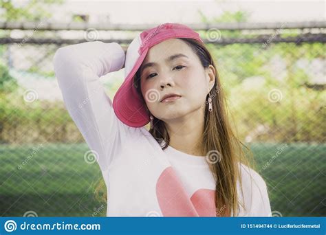De Aziatische Vrouw Van De Portretsport In Roze En Witte Sportkleding