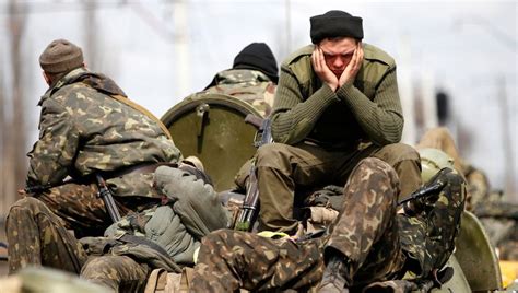 oekraiense troepen lopen  naar pro russische militanten de morgen