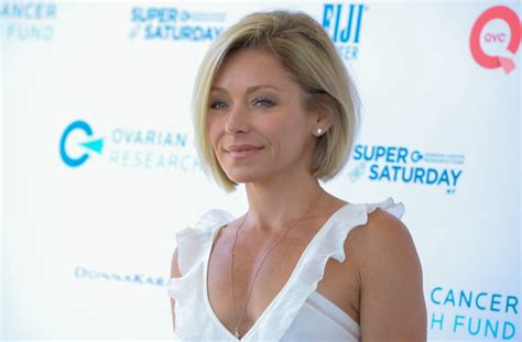 Kelly Ripa S Gorgeous Daughter Teaches Mom How To Take A Selfie