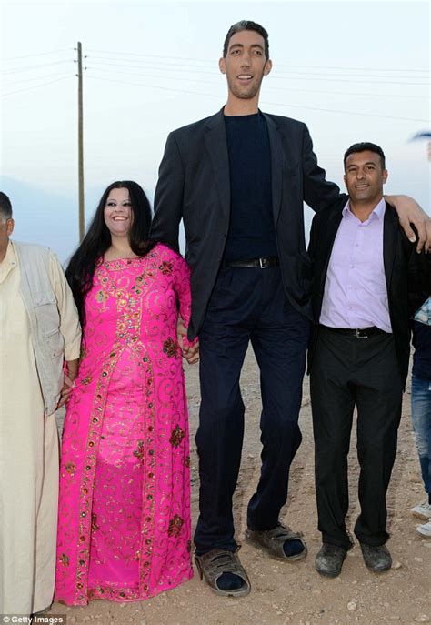 world s tallest man sultan kosen finds love gistmania