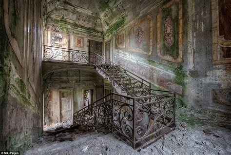 Creepy But Amazing Pictures Taken From Abandoned Mansions
