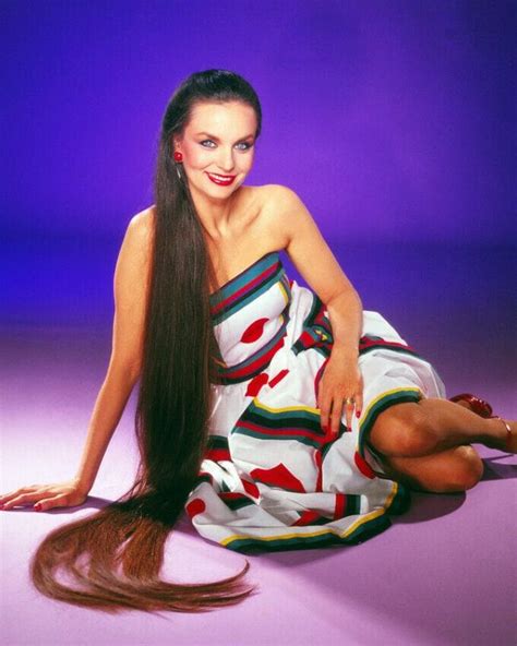 40 Glamorous Photos Of Crystal Gayle In The 1970s And ’80s