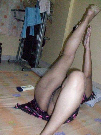 nude indian aunty ne yoga excercise ke sath chut dikha di
