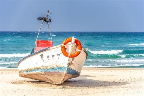 oude houten boot op de middellandse zee met een reddingscirkel op zijn neus stock afbeelding