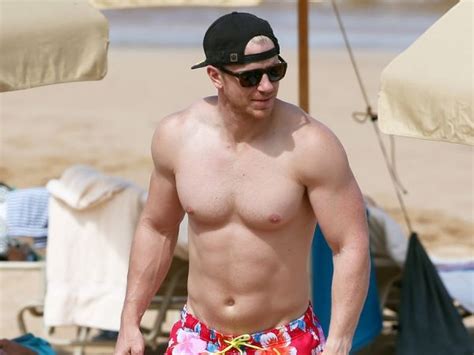 shirtless sean lowe shows off his amazing body in hawaii body muscles abs catherine giudici the