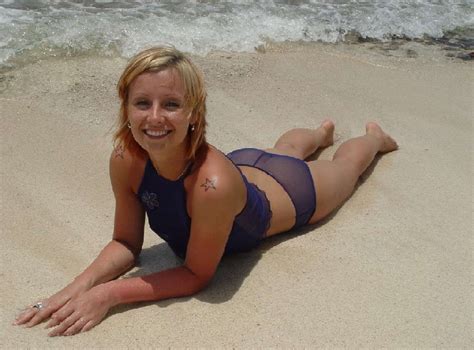 une jolie blonde à découvrir nue sur la plage
