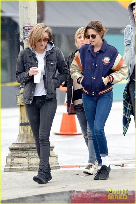 kristen stewart and alicia cargile pick up coffee during golden globes weekend photo 3276669
