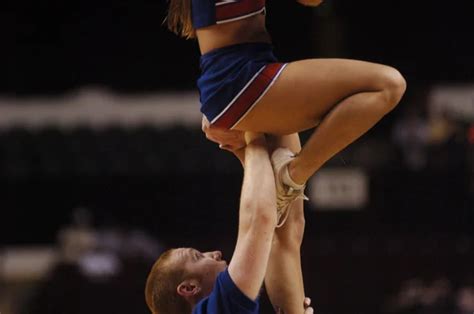 hilarious cheerleading fails that will make you look twice the delite