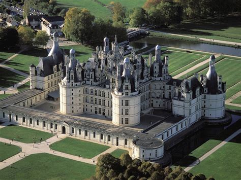 chateau de chambord france travel featured