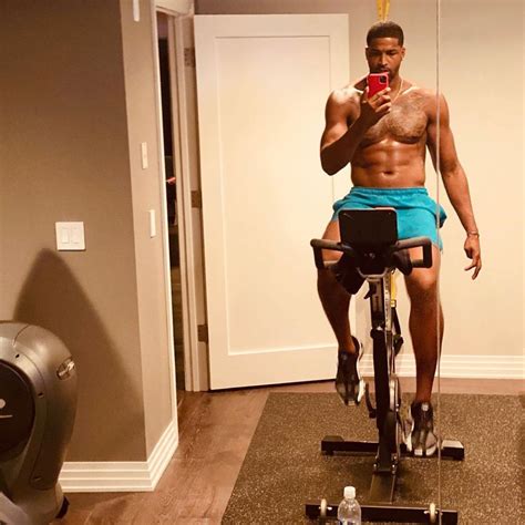 khloe kardashian reacts to tristan thompson s shirtless selfie